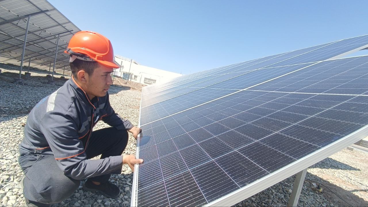 На Тахиаташской ТЭC строится солнечная фотоэлектрическая станция мощностью 1 МВт